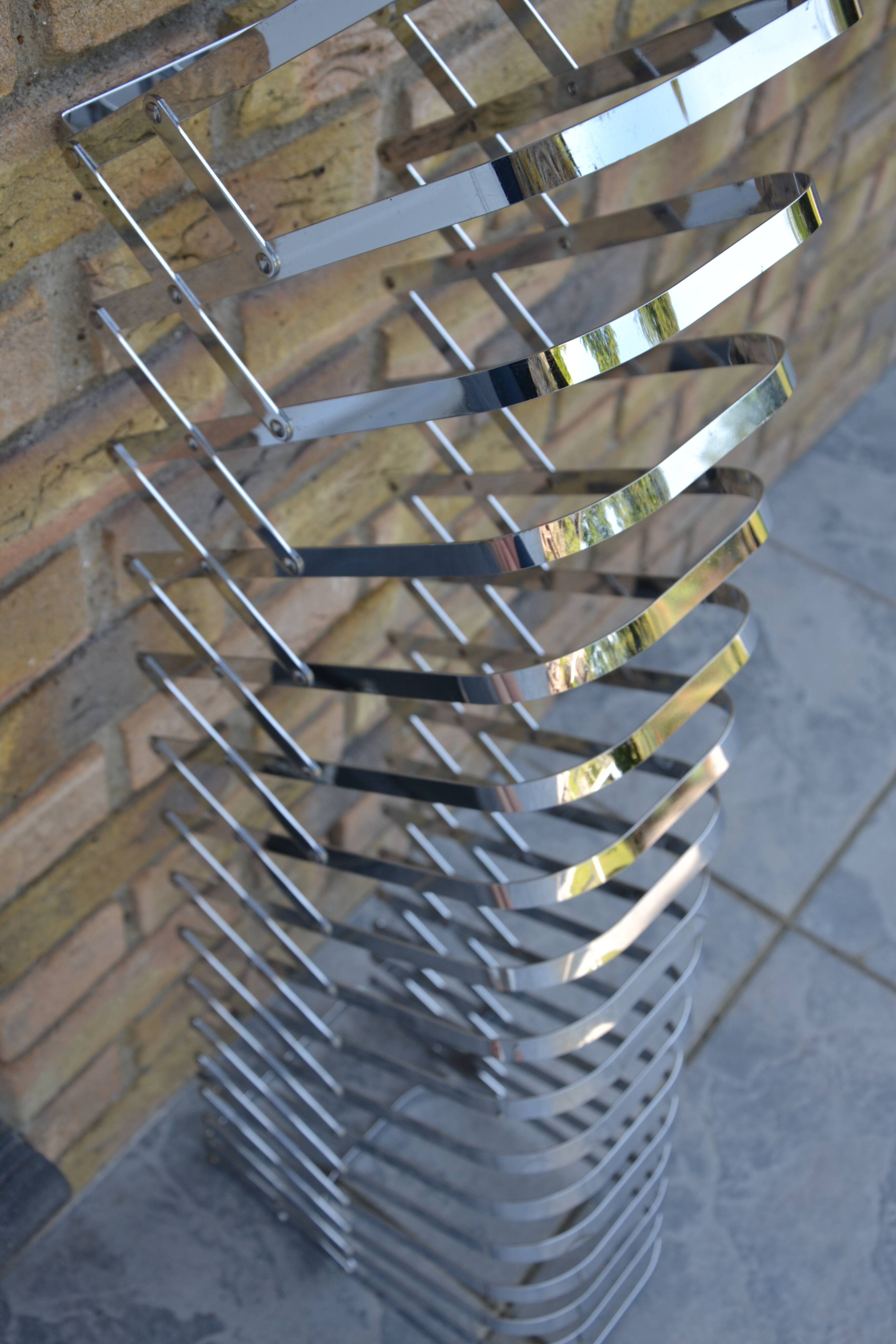 Expandable metal magazine rack