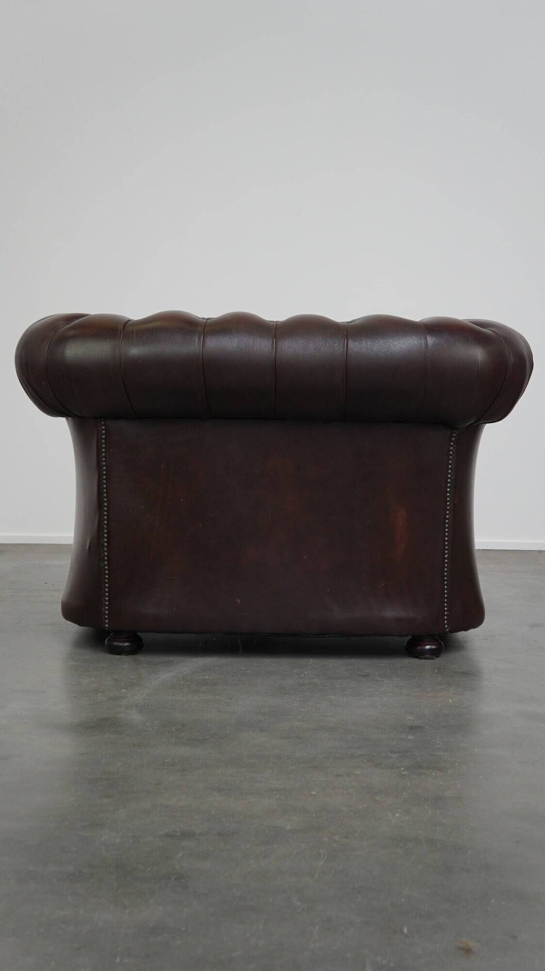 Beautiful and spacious dark brown mottled English cow leather Chesterfield armchair
