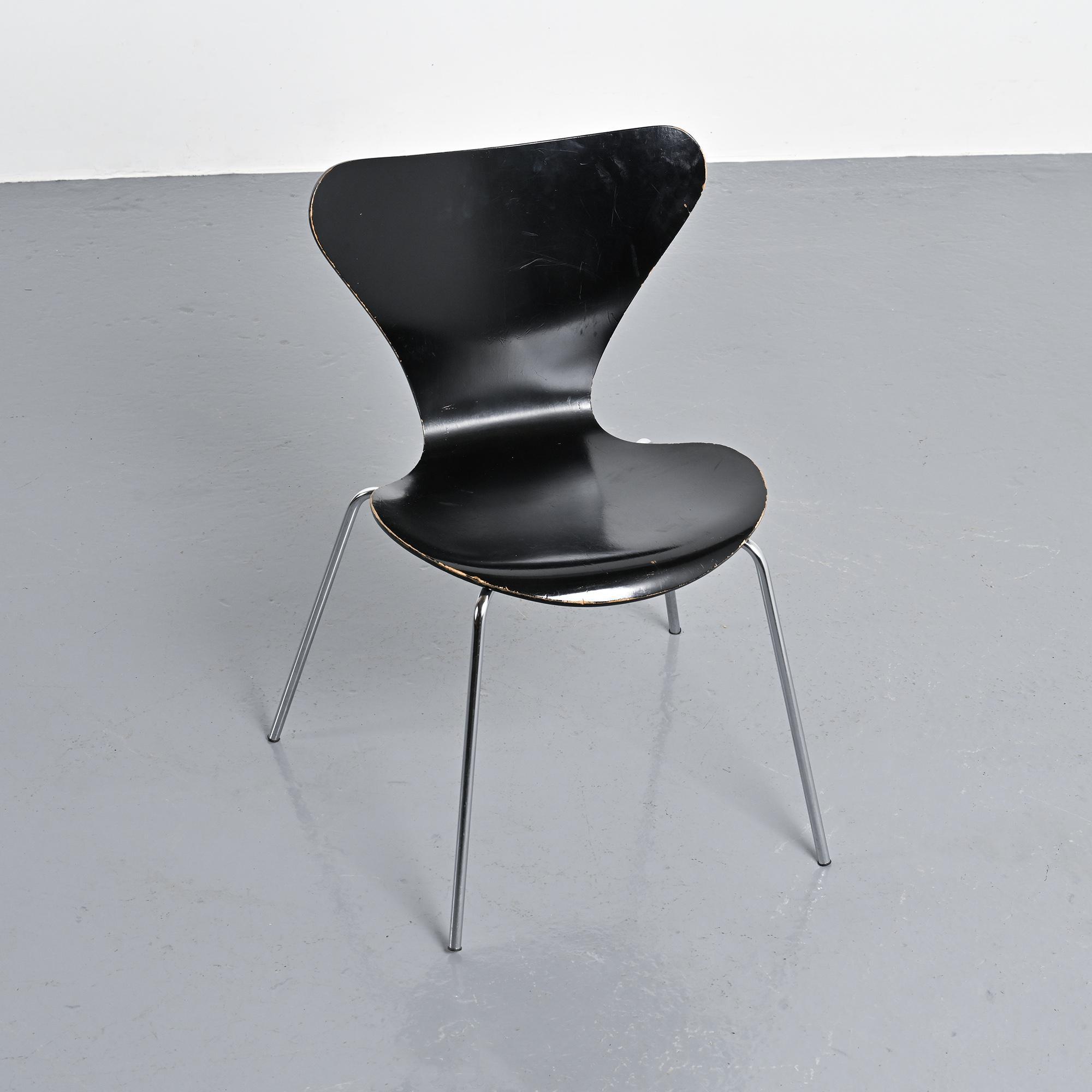 Suite de 8 chaises modèle 3107 par Arne Jacobsen, circa 1974