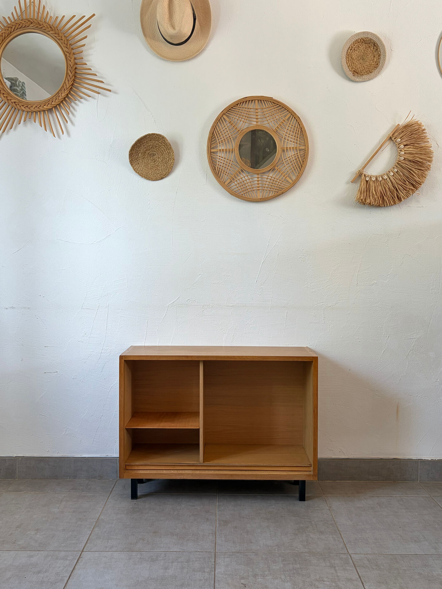 Charming vintage shelf / TV unit