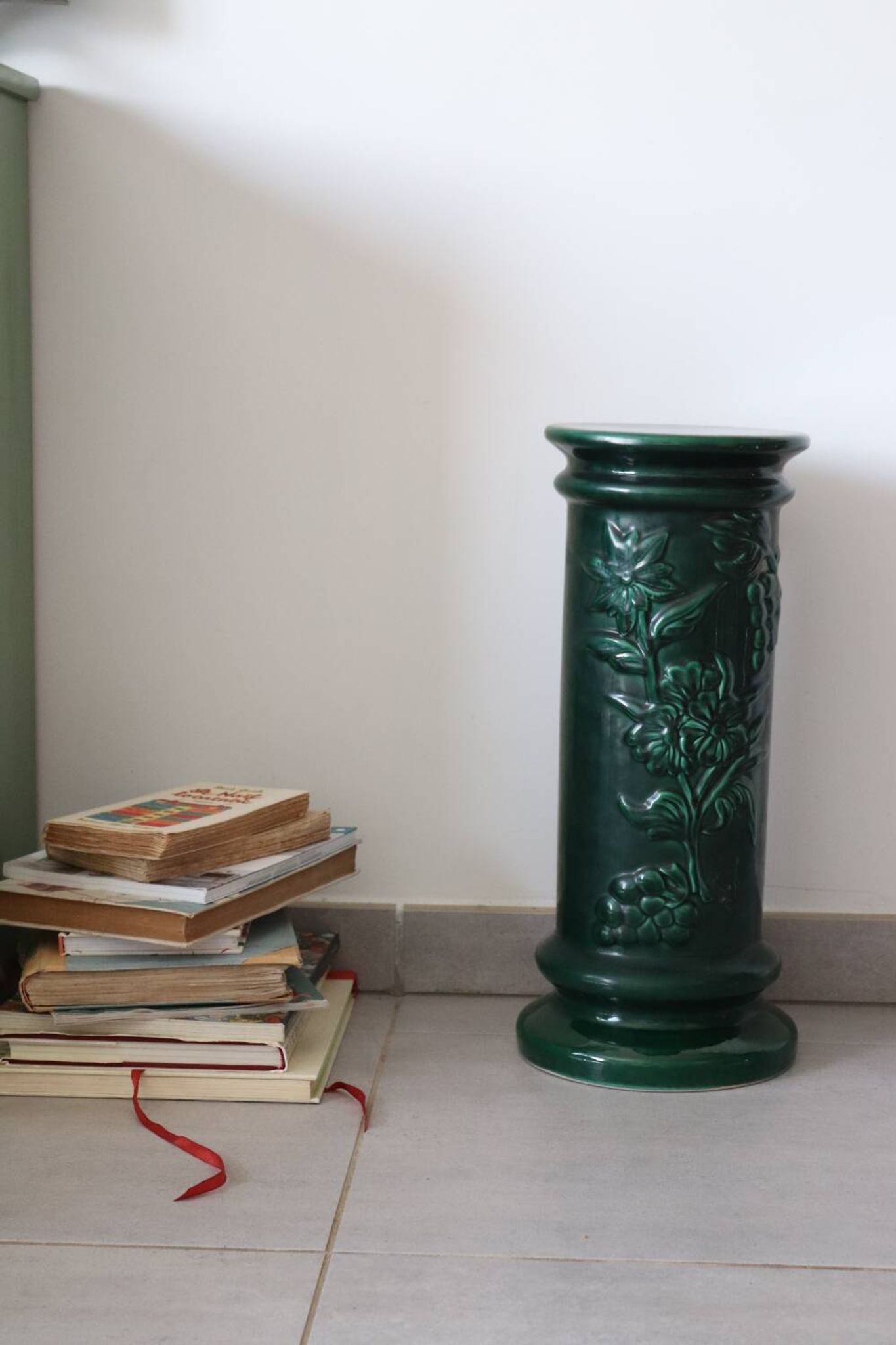 Pedestal column in green ceramic with flower and fruit decoration