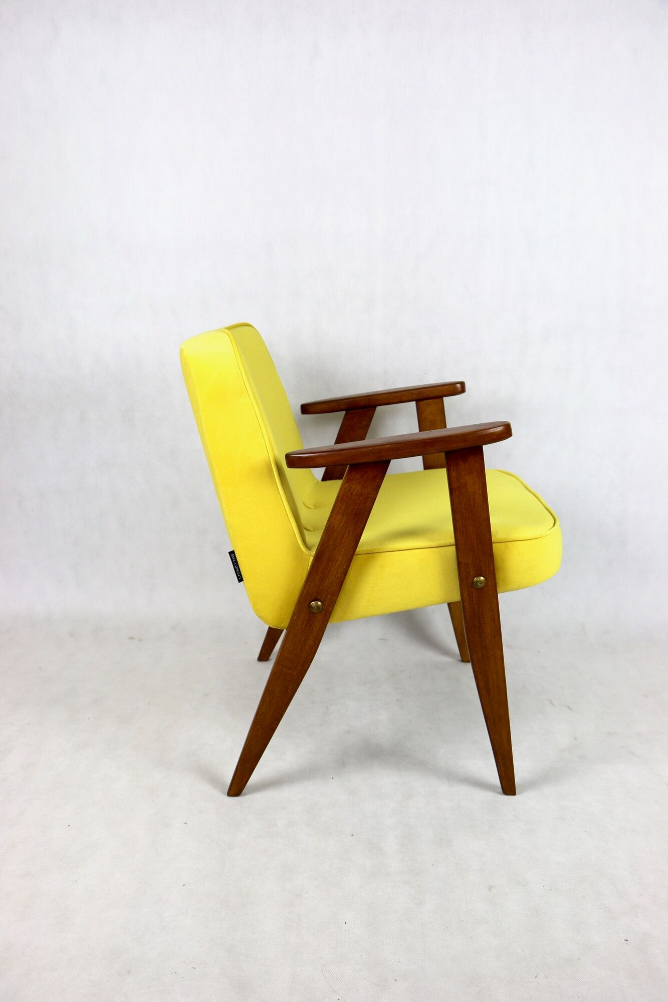 Fauteuil 366 en velours jaune de Józef Chierowski, années 1970