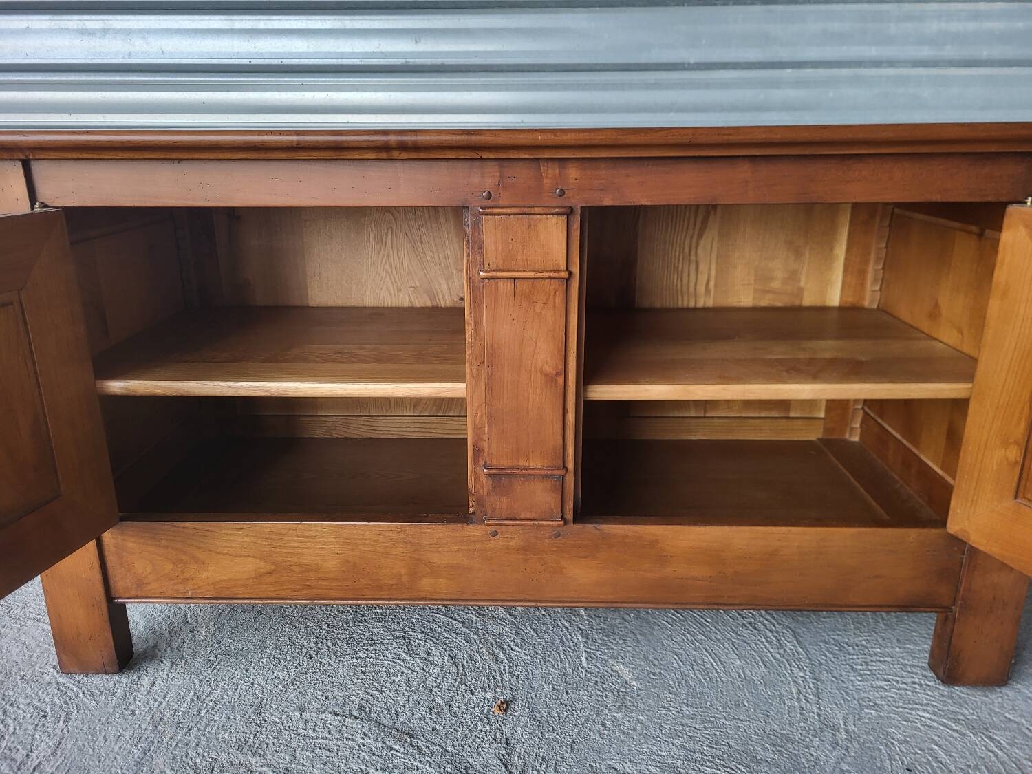Buffet bas, bahut en bois massif chevillé