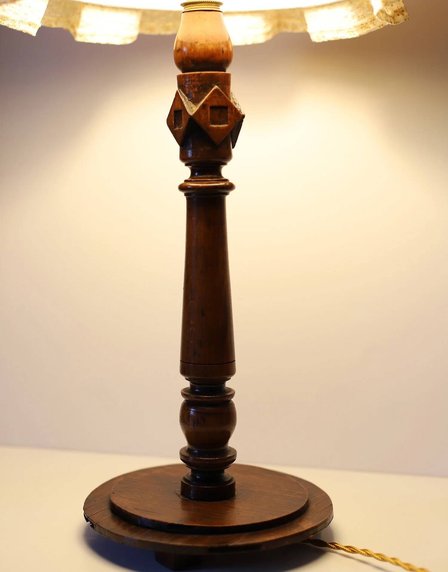 Lampe à poser, pied en bois sculpté et abat-jour plissé