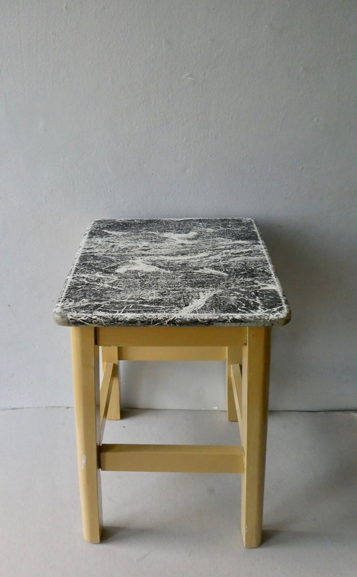 Tabouret des années 50 en bois dans sa couleur d'origine