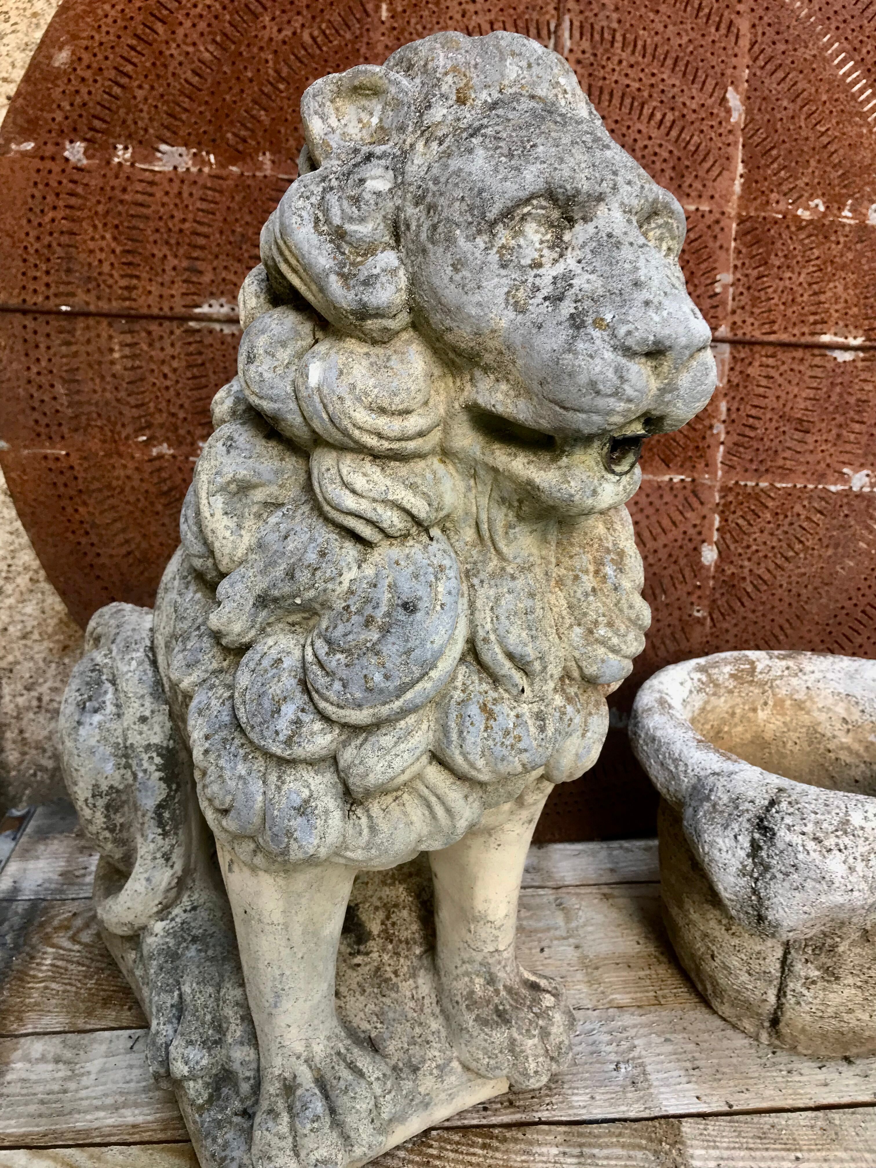 Fountain statue Lion stone reconstituted