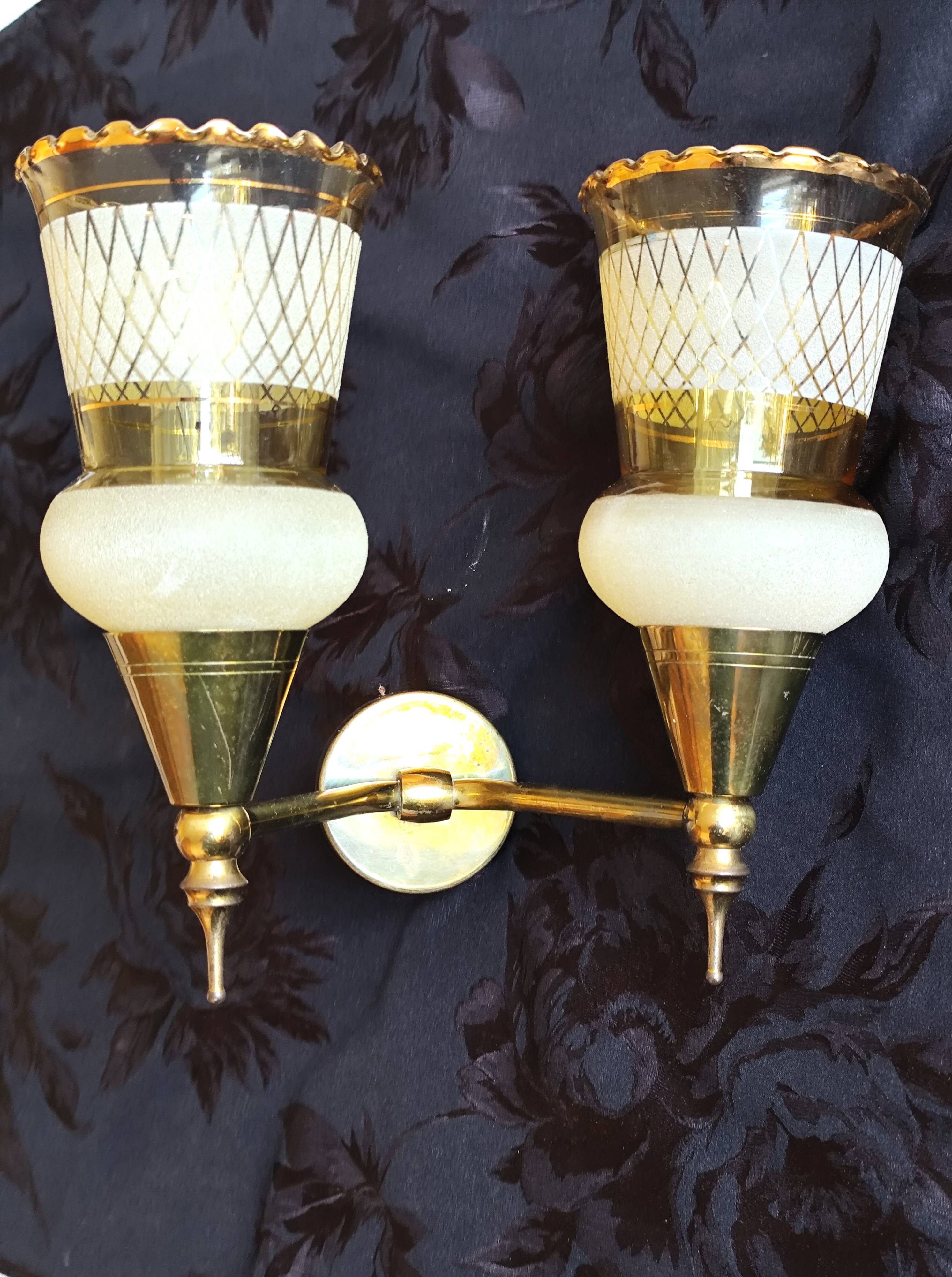 Vintage 50s wall light, 2 light arms, metal, brass and opaque glass tulip