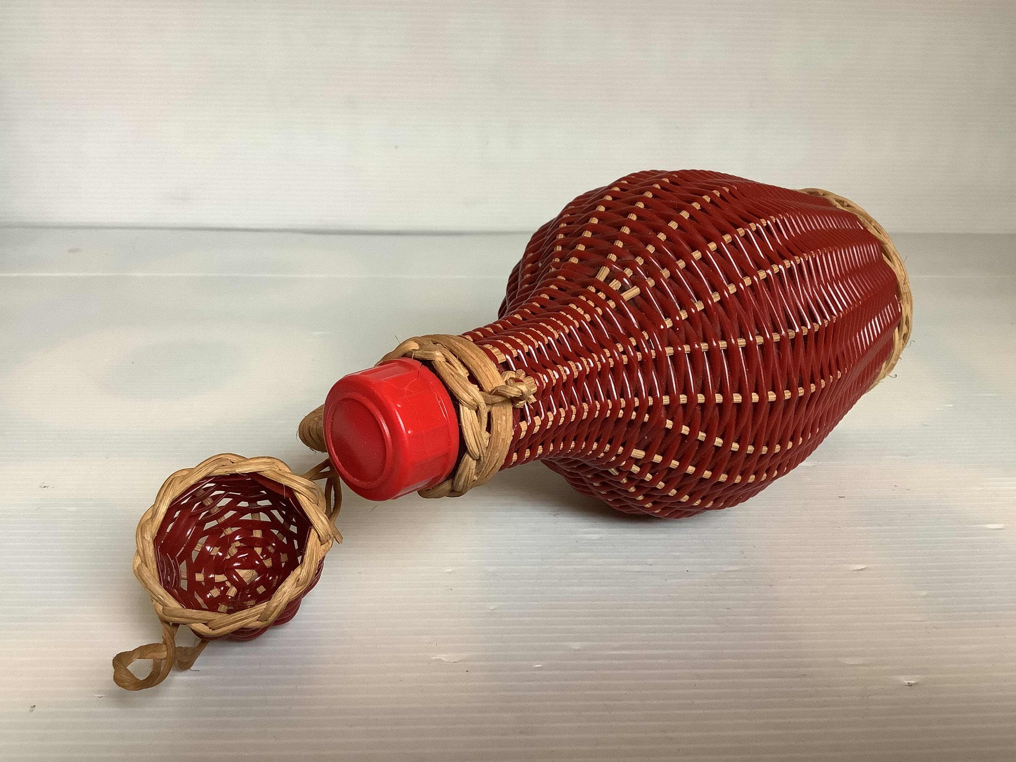 Petite bouteille décorative osier rouge bordeaux