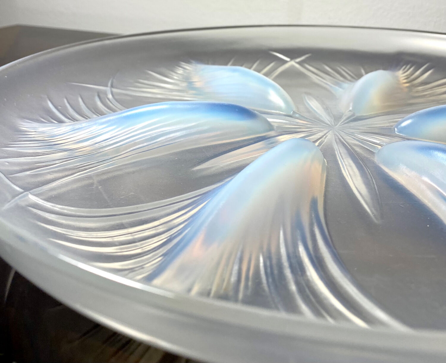 Verlys opalescent /opaline decorative tray (d.32.3cm)