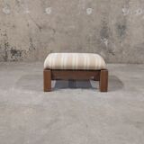 Salon vintage en bois massif avec coussins à carreaux