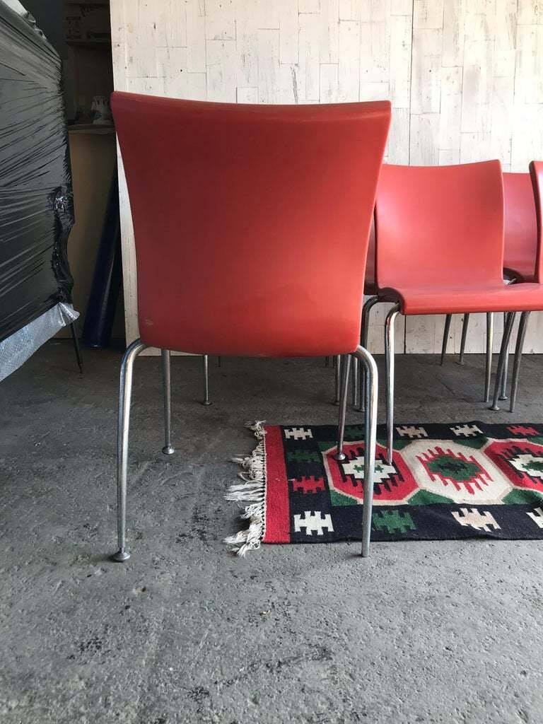 Lot de 8 chaises vintage rouges en terre cuite avec piétement chromé métallique – Martin Ballendat