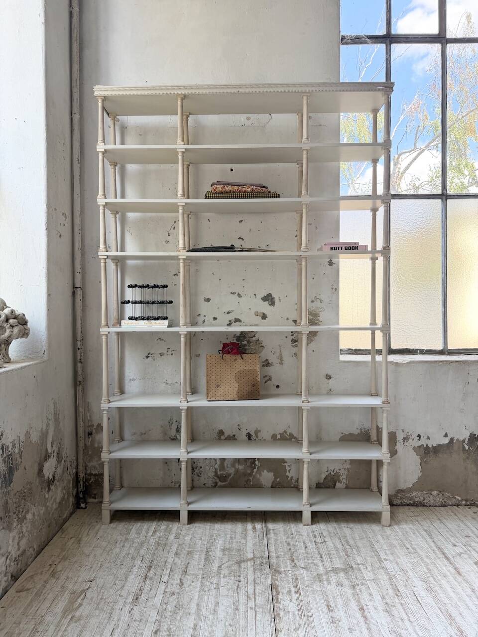 Bibliothèque, étagère XL Napoléon en bois patiné blanc