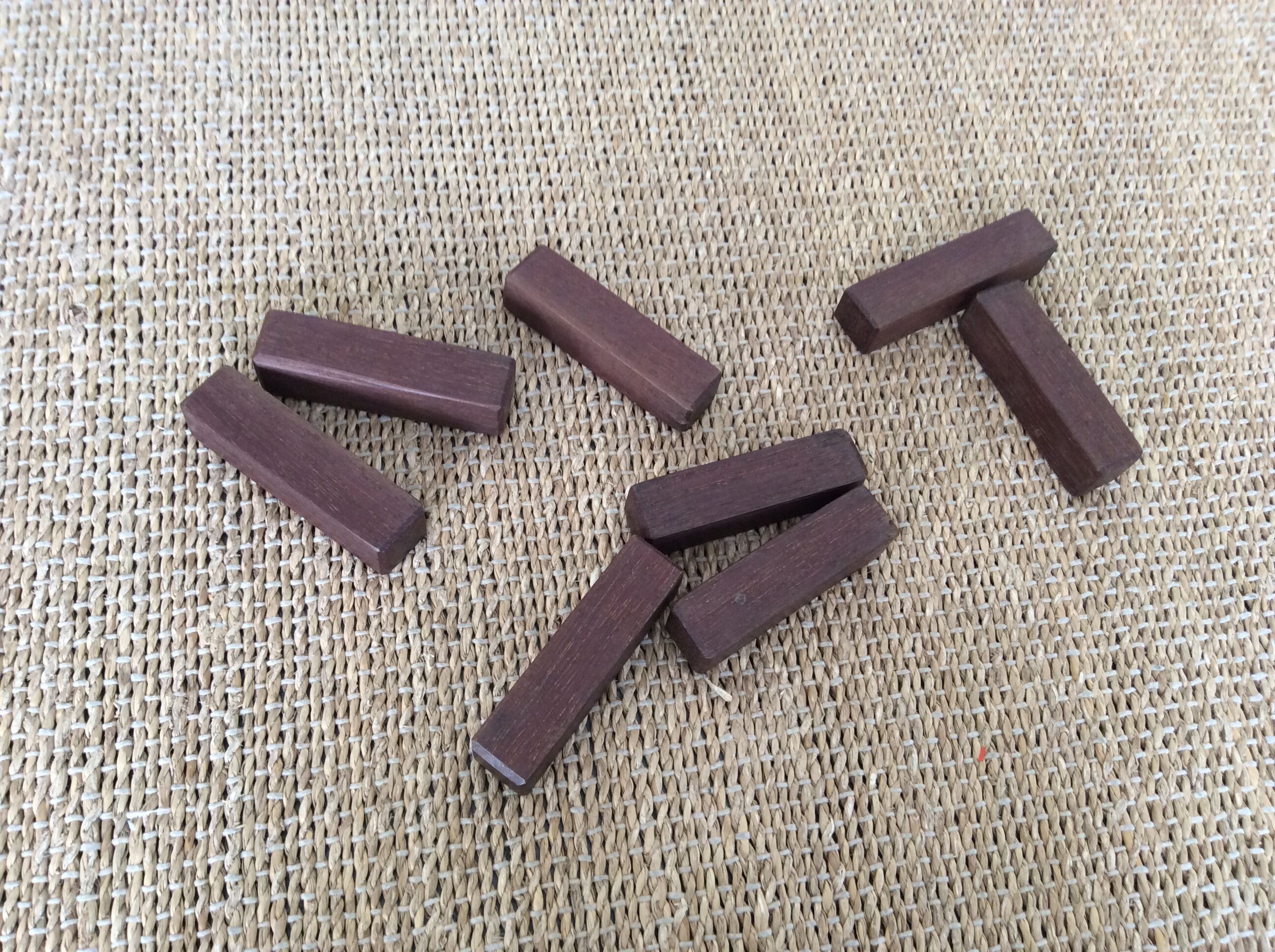 8 porte-couteaux en bois