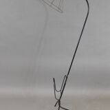 Lampadaire porte revue en fer forgé et et laiton, ampoule apparente 1960