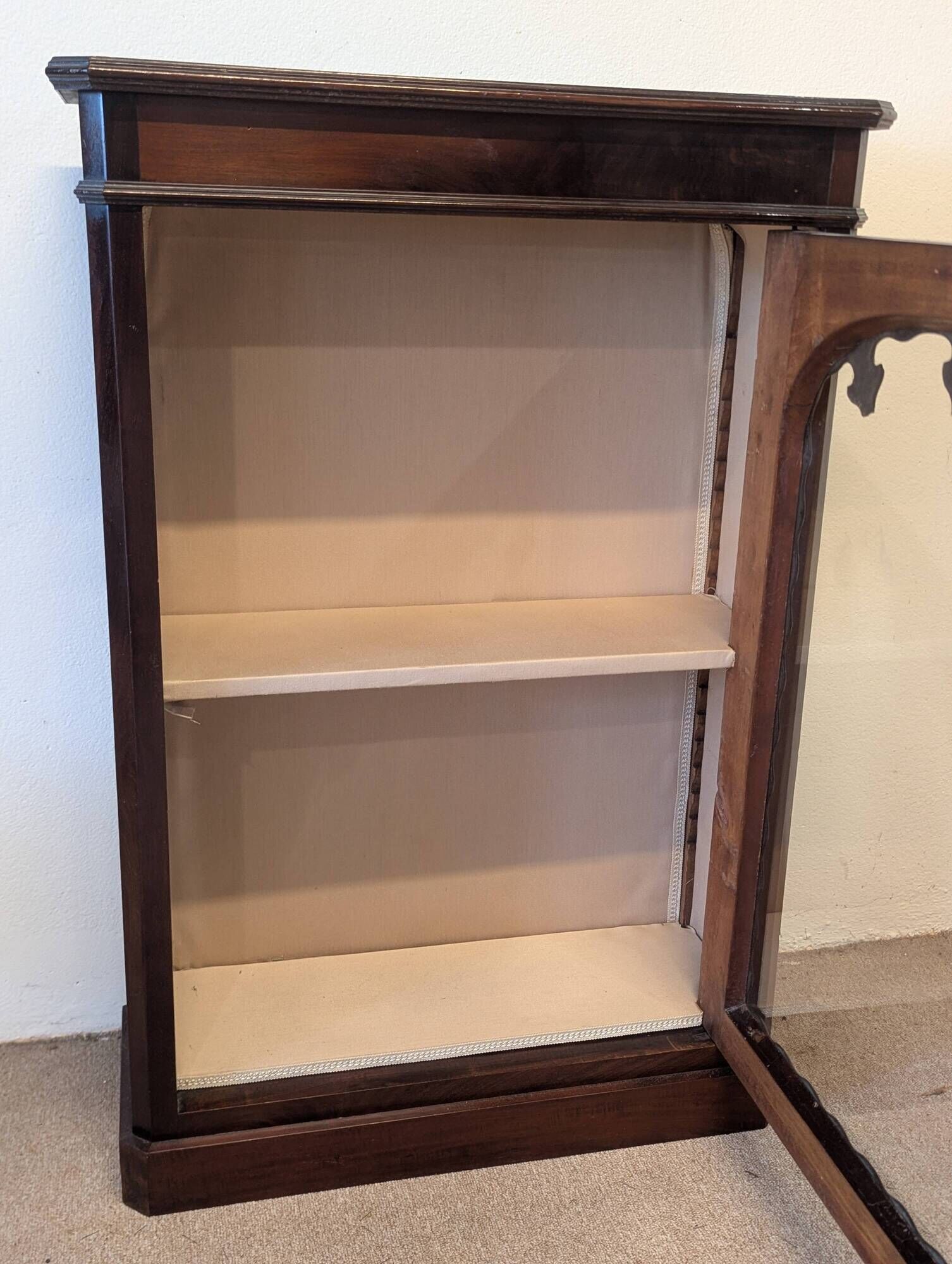Mahogany display cabinet from the late 19th century, for standing or wall mounting.