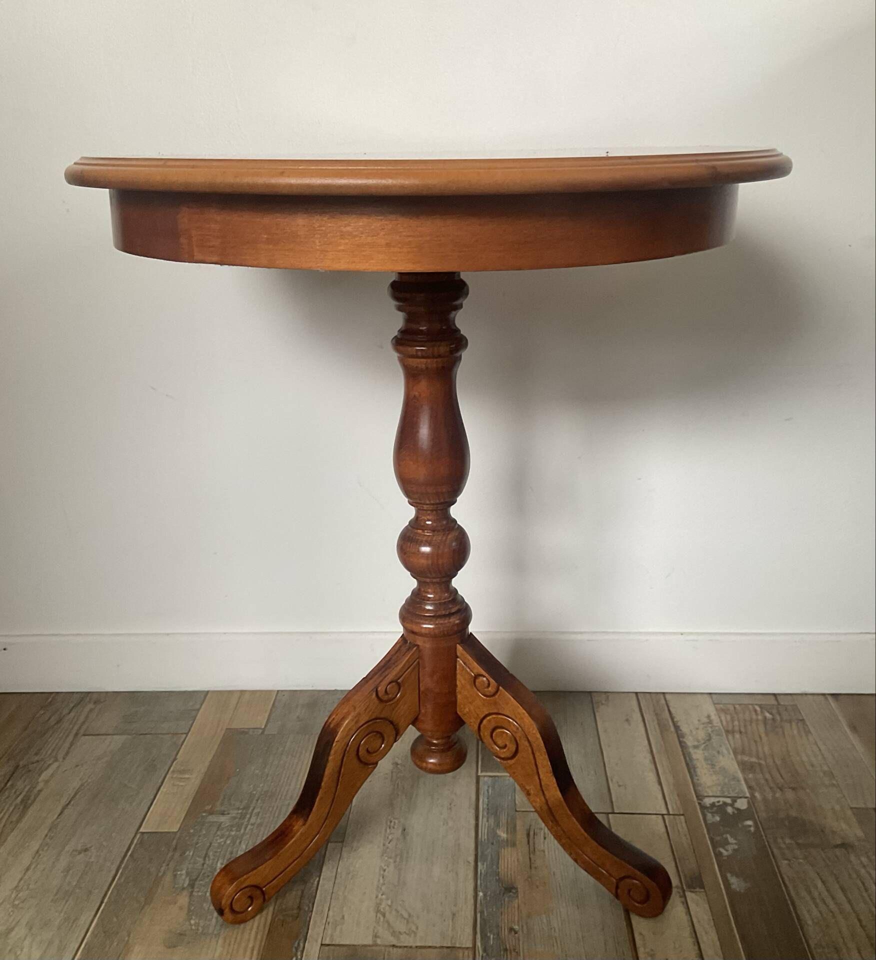 Side table or end table in solid wood with marquetry top.