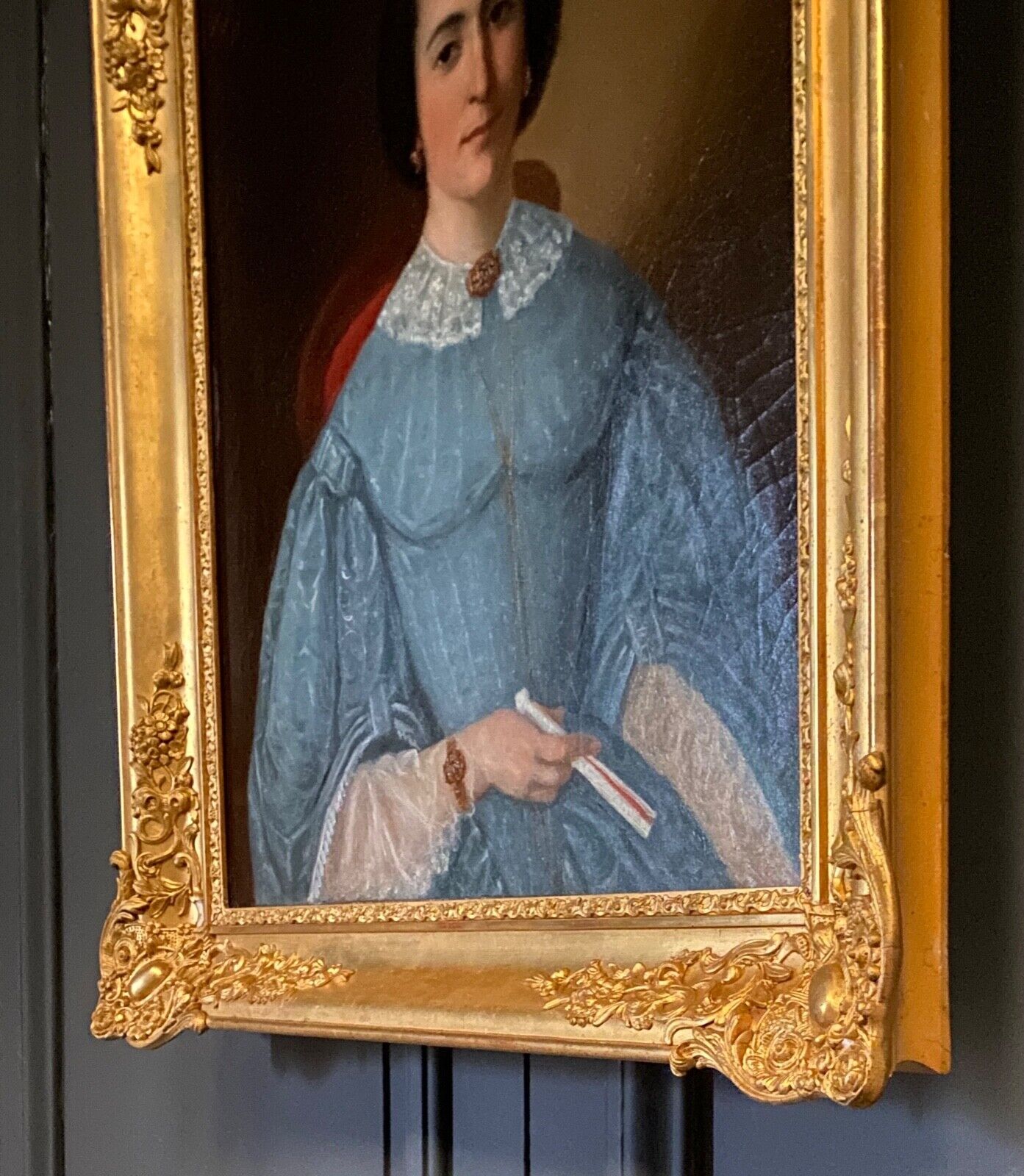 Huile sur toile Portrait de femme en robe bleue et éventail Milieu XIXe