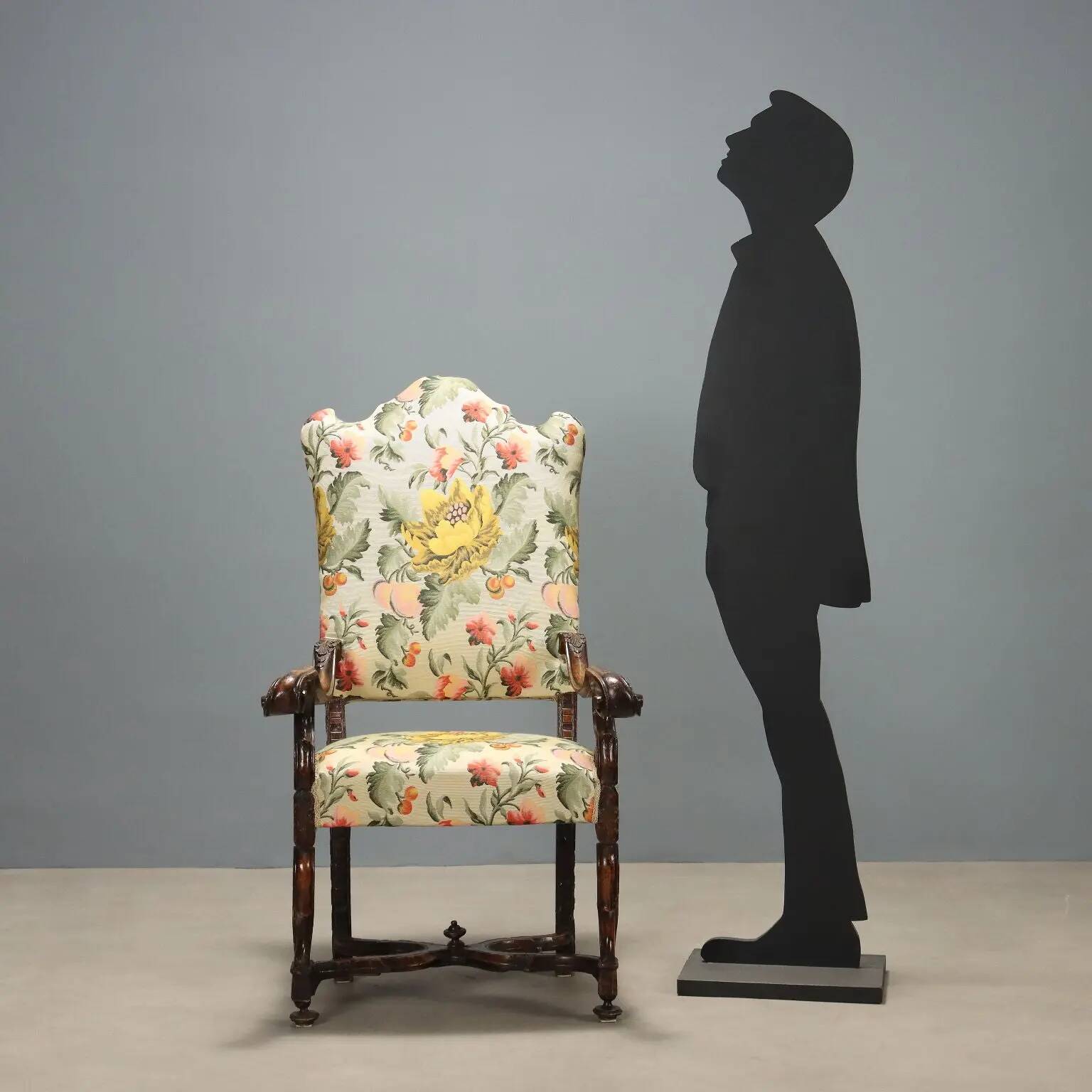 Fauteuil baroque ancien en noyer et tissu, Italie, XVIIIe siècle