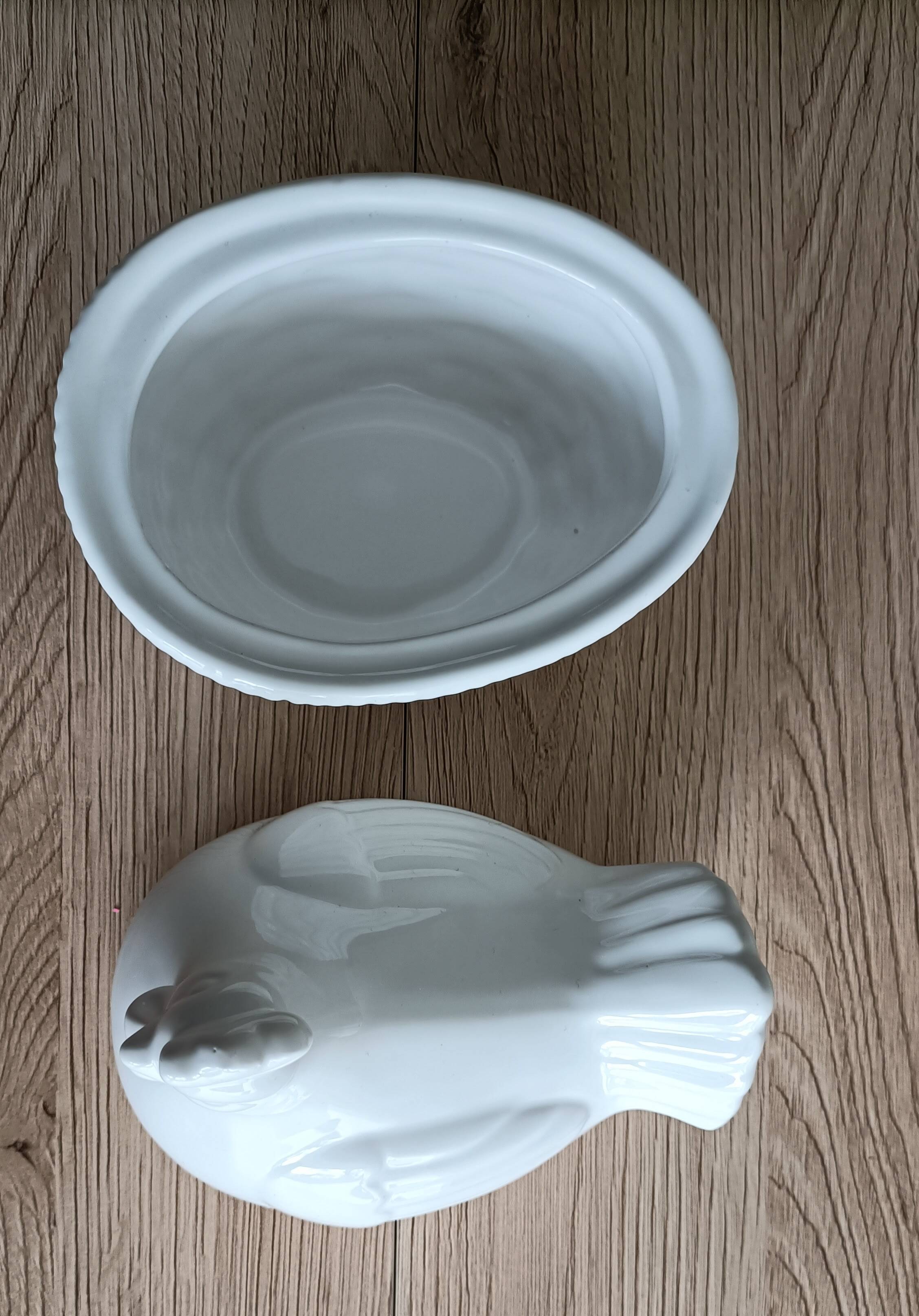 Sugar bowl with white ceramic hen decoration