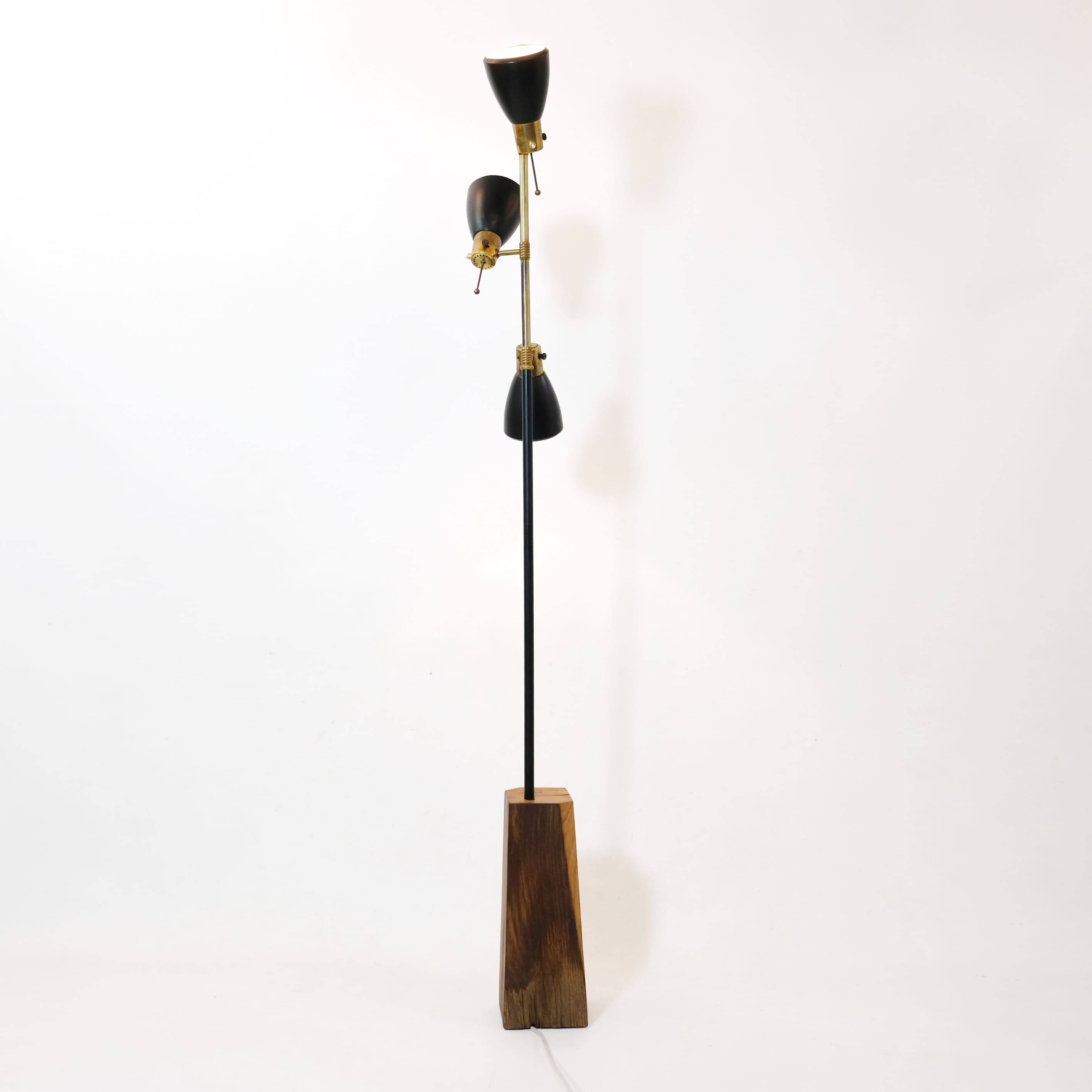 Large 3-light floor lamp in metal, brass and solid wood, 197cm.