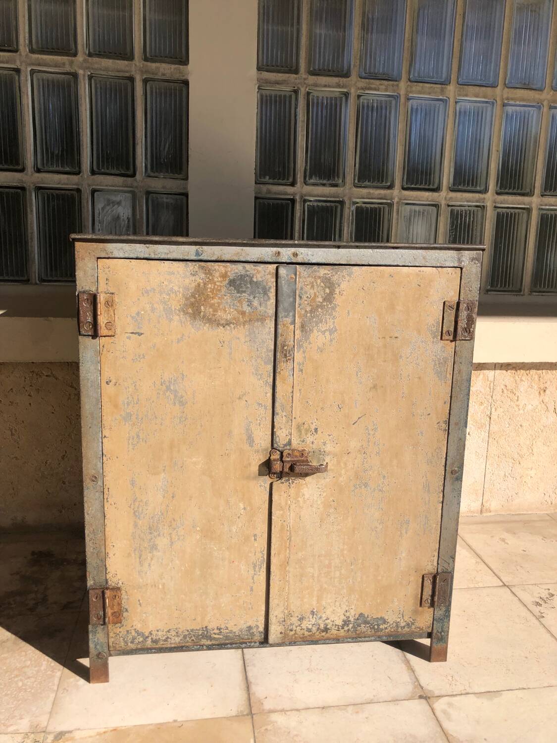 Metal workshop cabinet