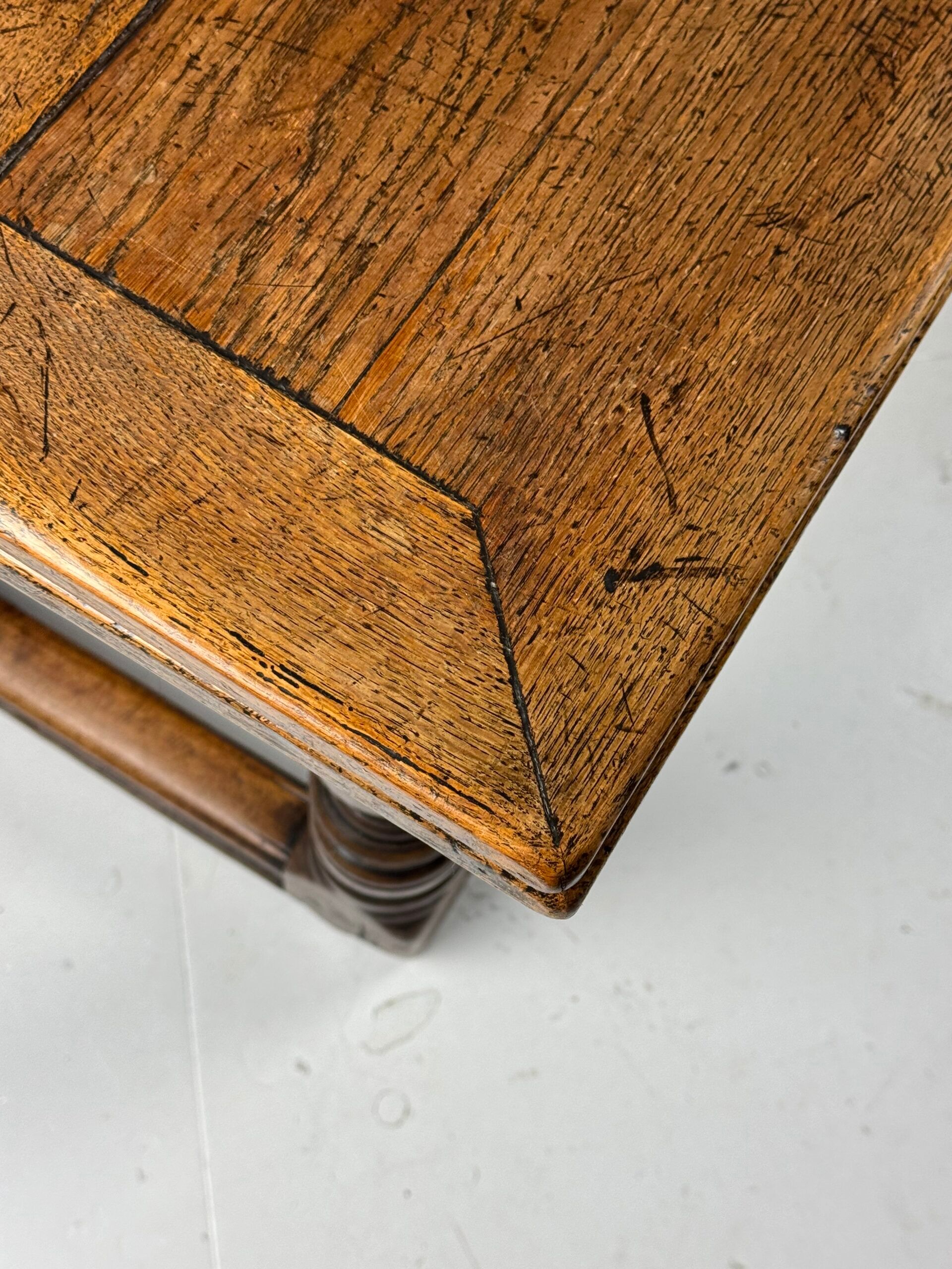 English extendable table ca. 1700