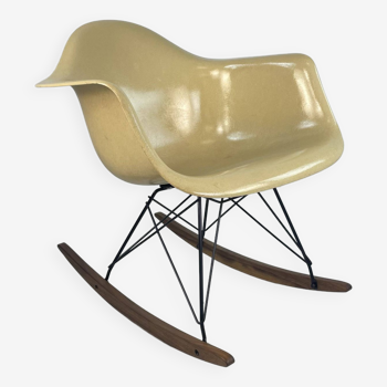 Fauteuil à bascule RAR Eames Herman Miller des années 1950 en parchemin