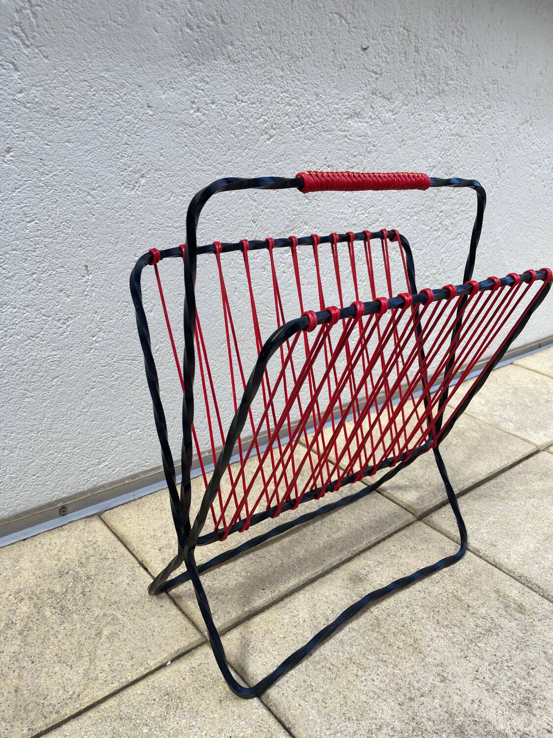 Scoubidou and wrought iron magazine rack