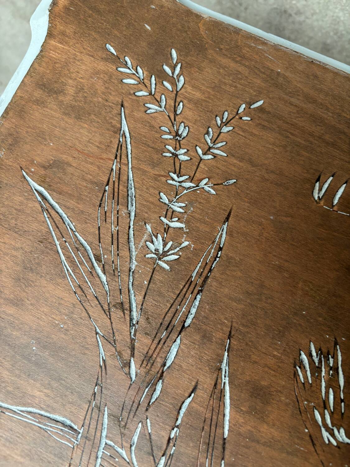 Antique pedestal table with engraved wooden top (birds) and sky blue base