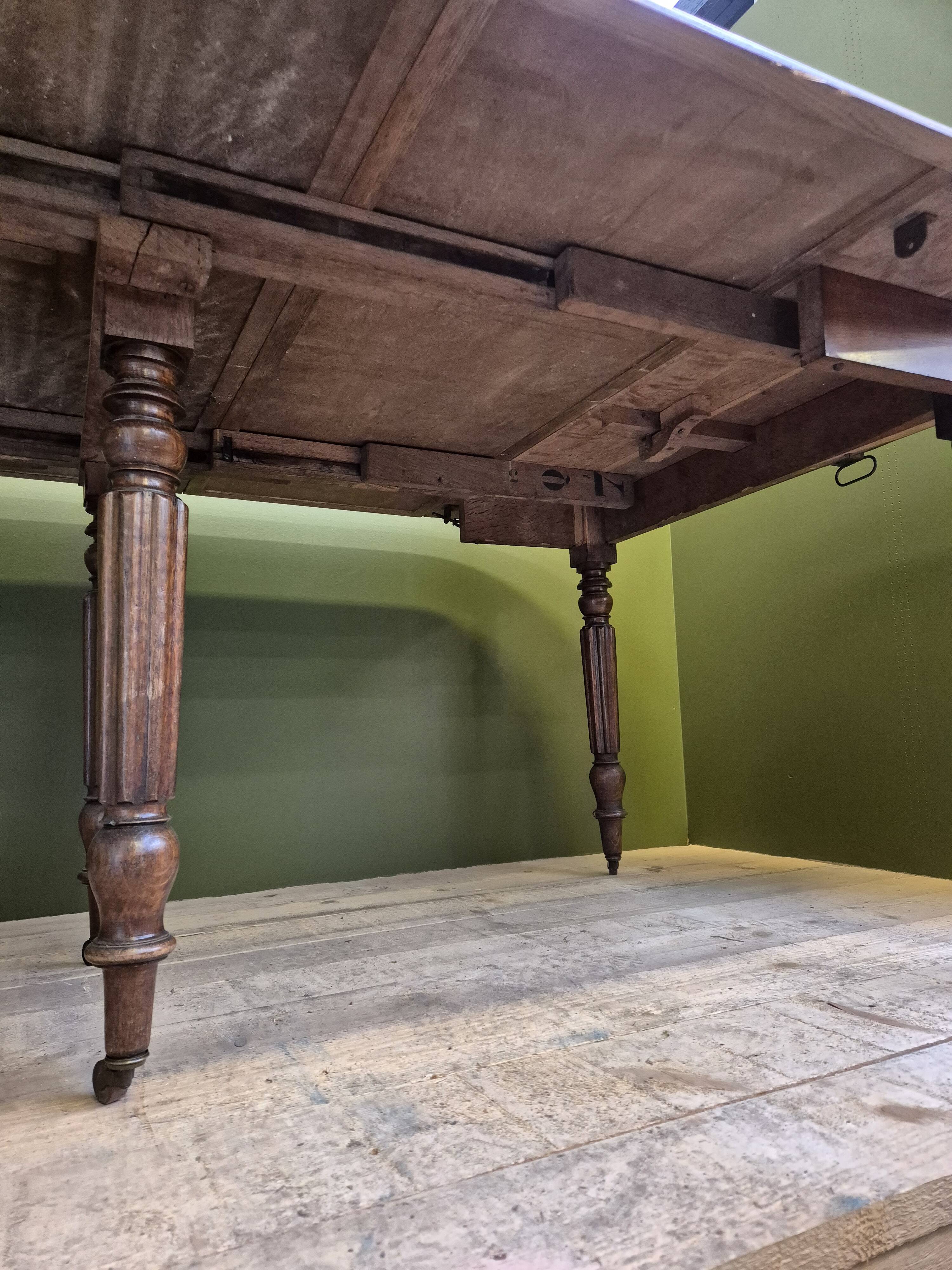 Round/rectangle table with extensions on casters