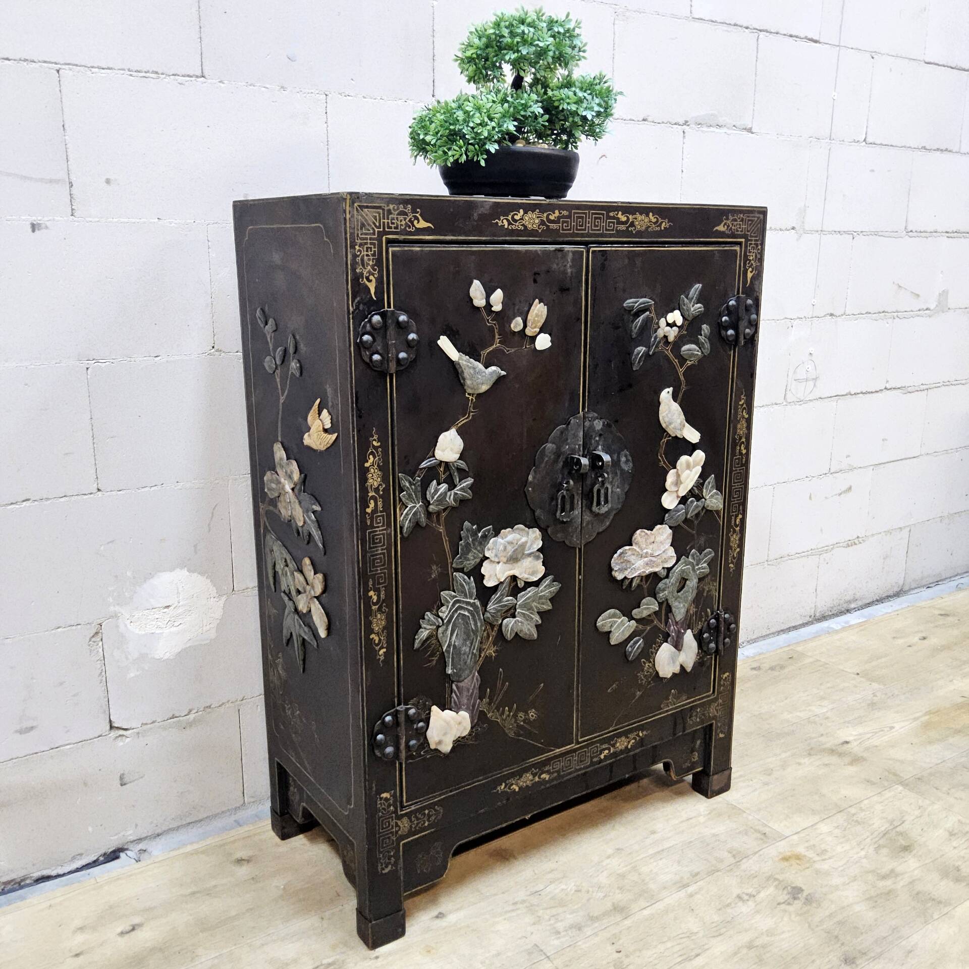 Cabinet laqué chinois vintage en pierre à savon, nacre / oiseaux