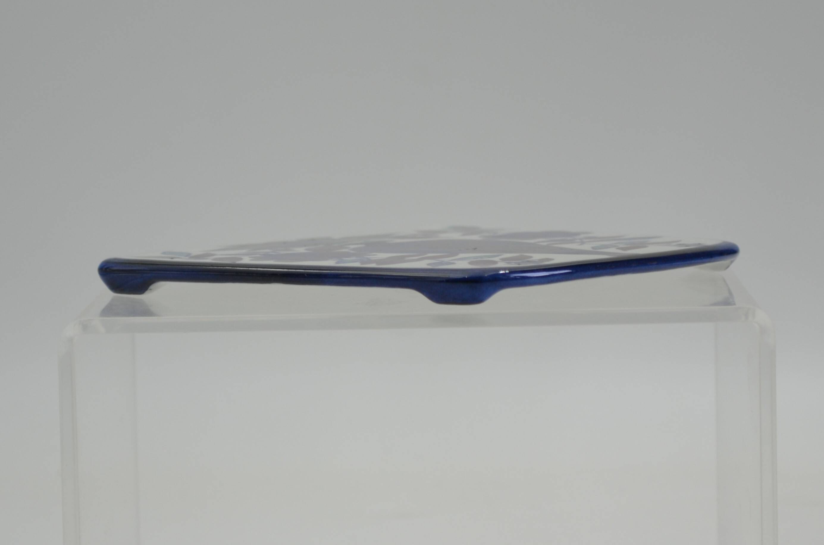 Earthenware plate from the Tenera series by Kari Christensen for Aluminia.