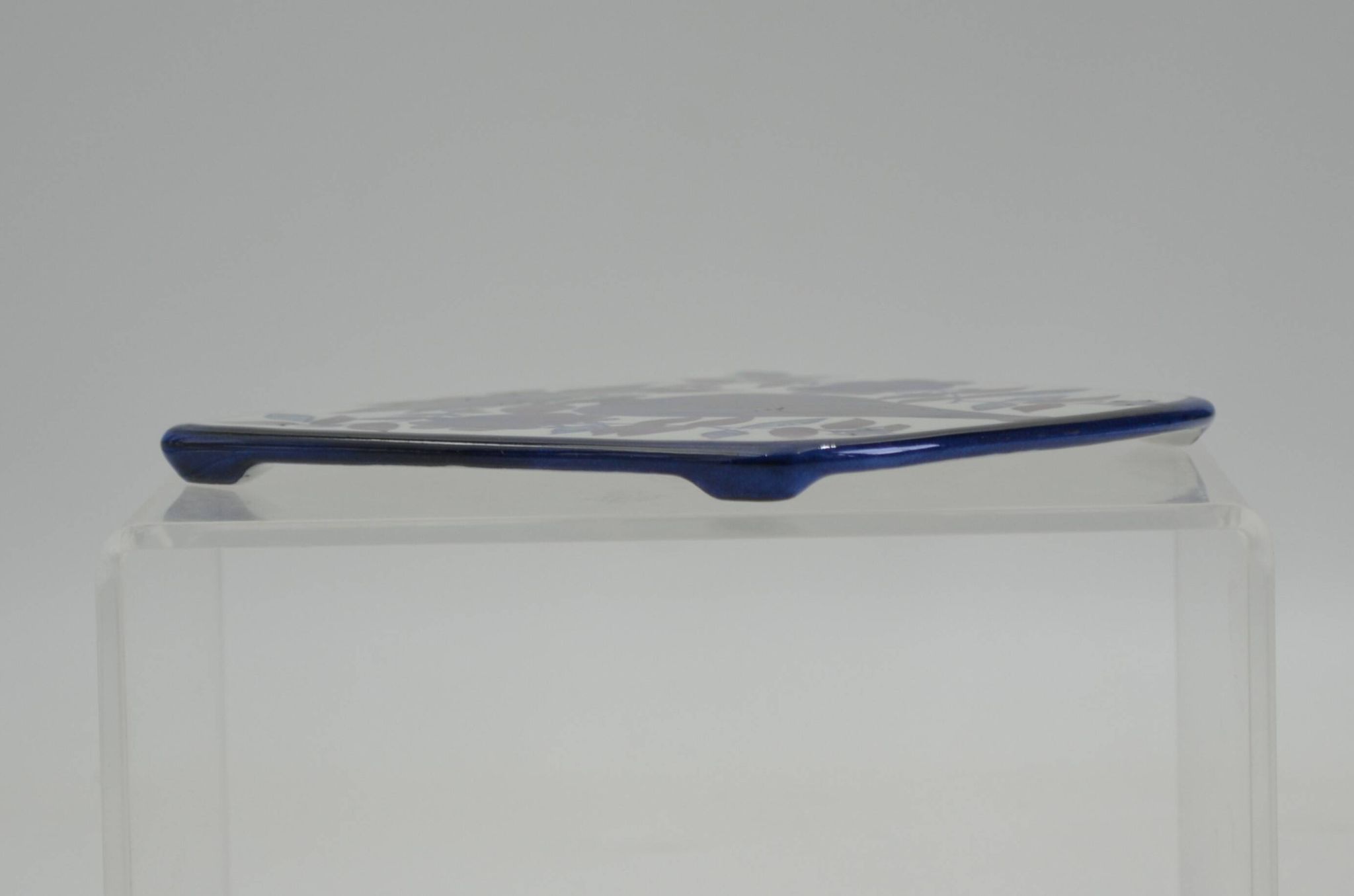 Earthenware plate from the Tenera series by Kari Christensen for Aluminia.