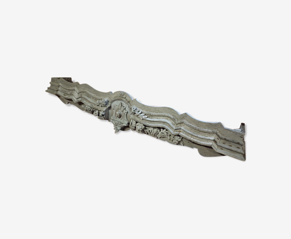 Fronton en bois sculpté