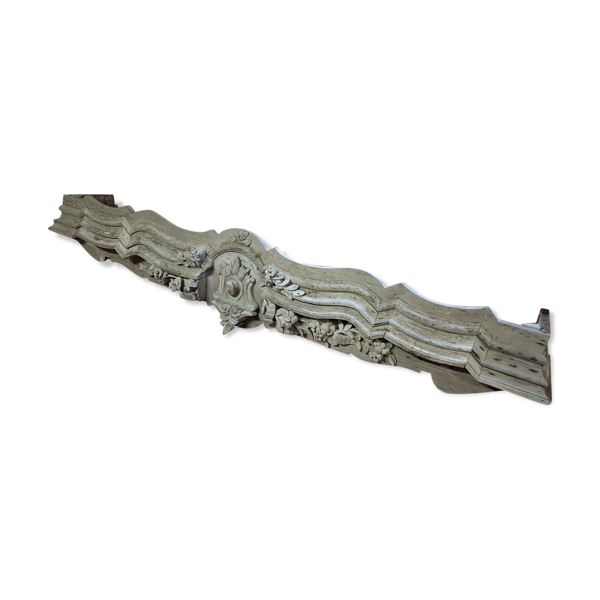Fronton en bois sculpté