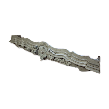 Fronton en bois sculpté