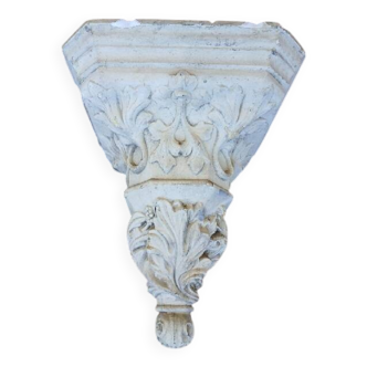 Stand, corbel, wall console in stucco with leaf ornament