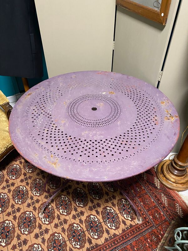 Table de jardin en fer forgé  mauve