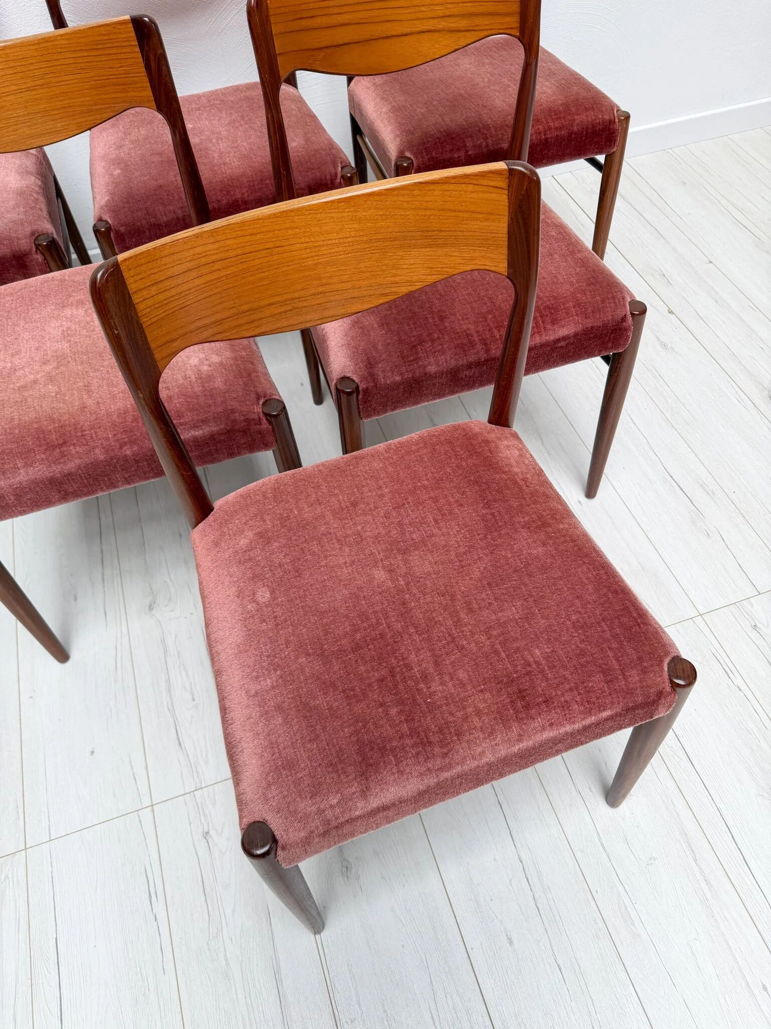 Ensemble de 6 chaises de salle à manger danoise des années 1960 en teck au design mid-century.