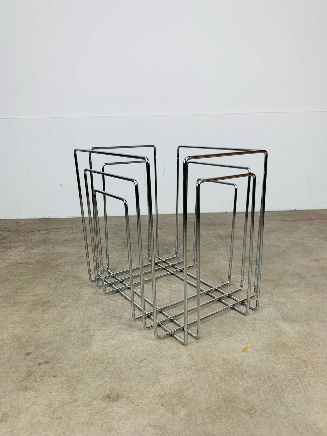 Chrome metal magazine rack by Willy Glaeser for TMP, 1980s.
