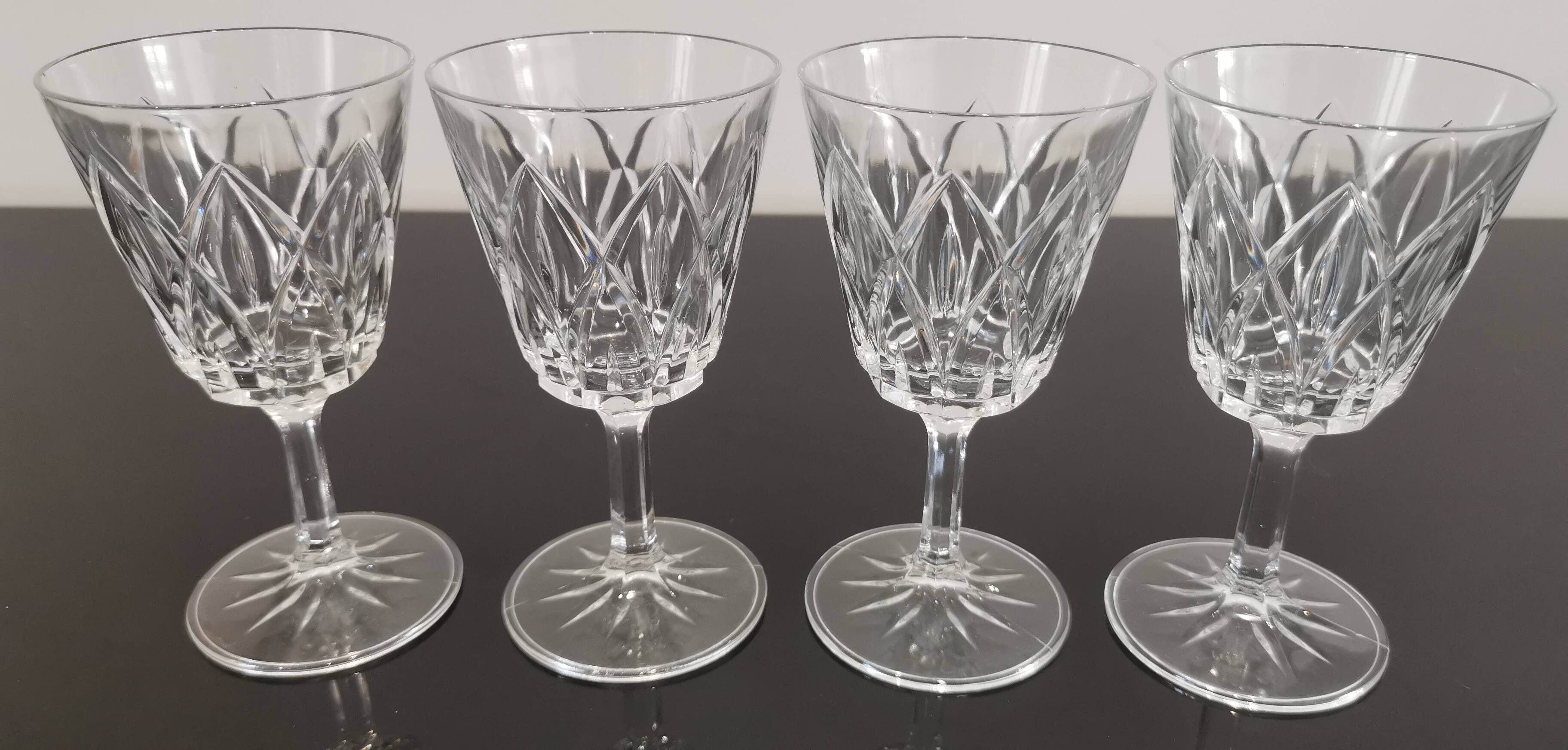 Set de 4 verres à pied à eau en cristal ciselé vintage