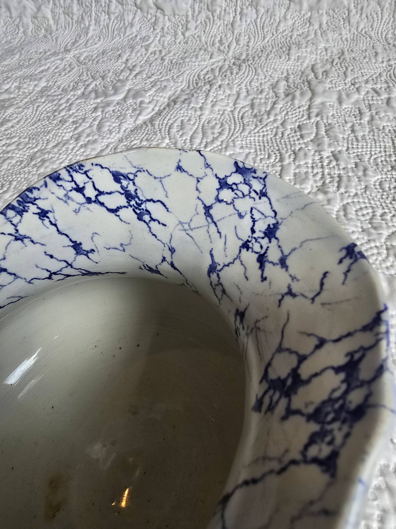 Pot à lait en porcelaine de Limoges décor bleu marbré