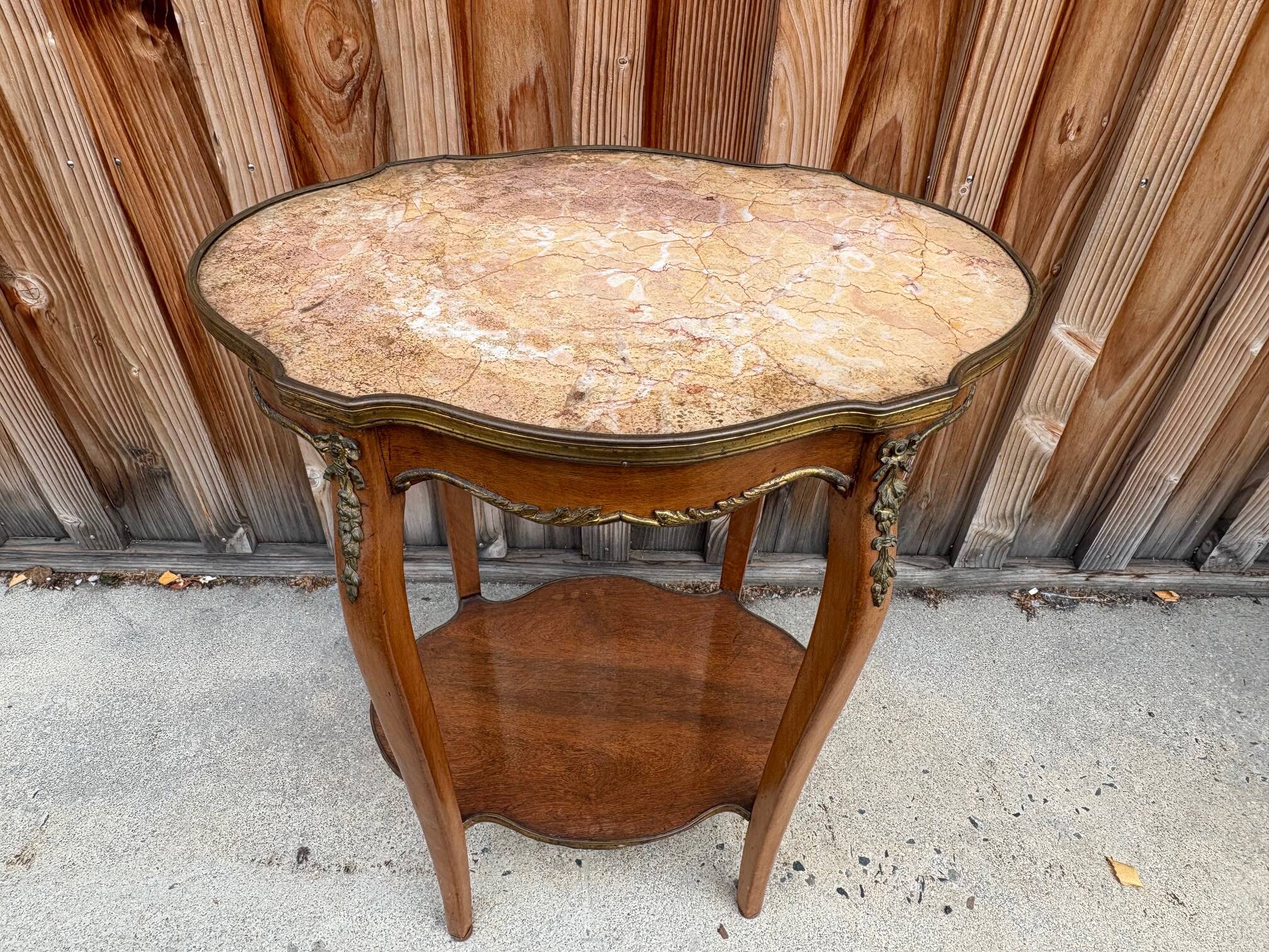 Guéridon ancien Louis XV – marbre rosé et laiton doré – fin XIXᵉ siècle