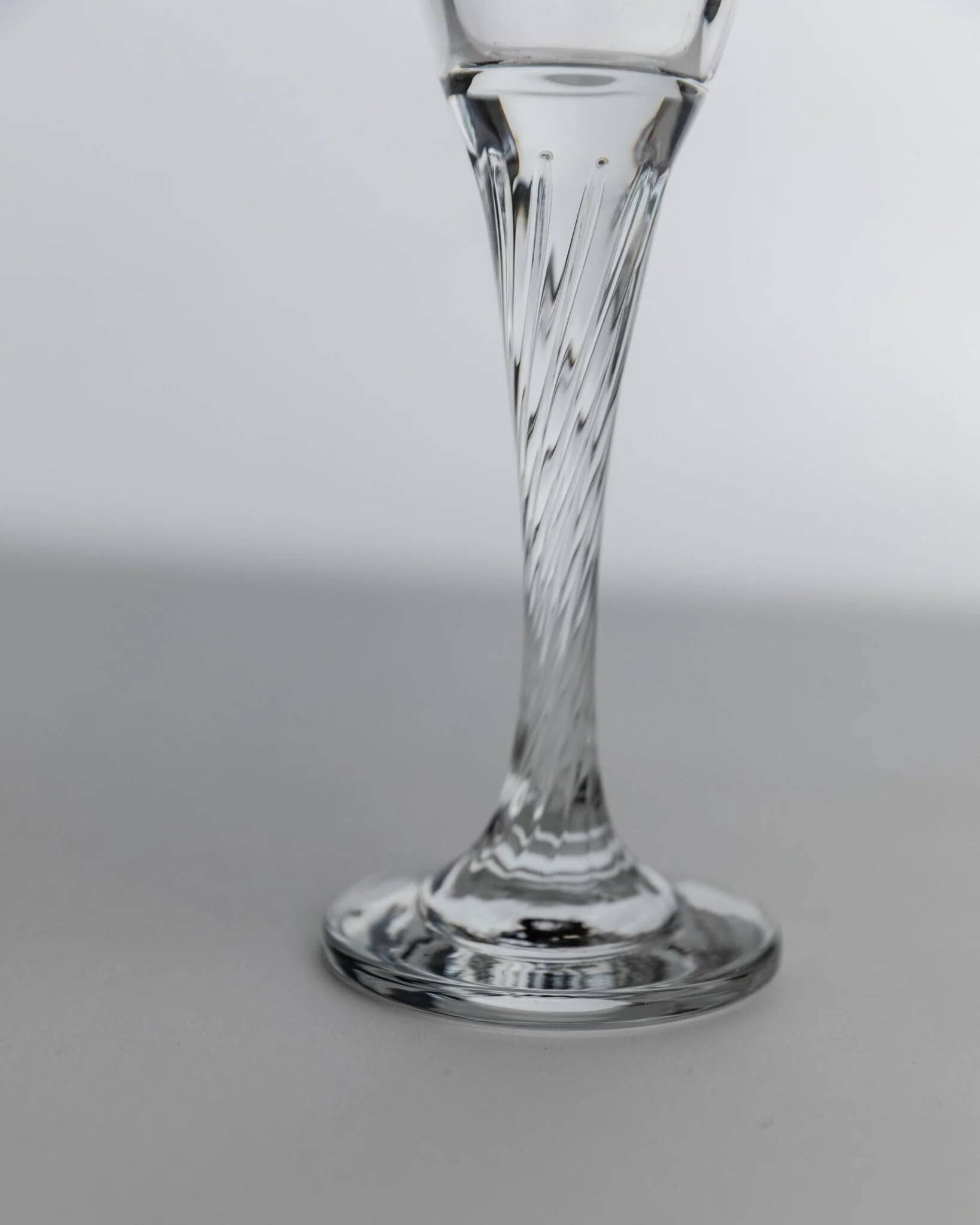 Lot of 8 vintage champagne flutes from the 1980s, transparent glass, twisted stem.