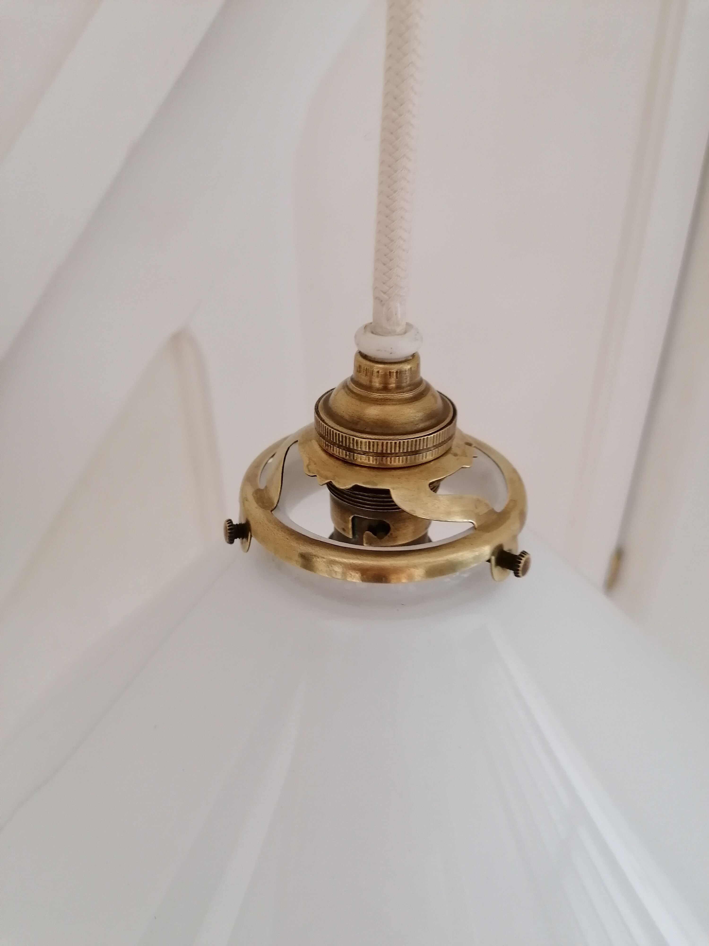 Opaline suspension