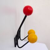Paire de patères en métal noir et boules en bois rouge et jaune, années 1950