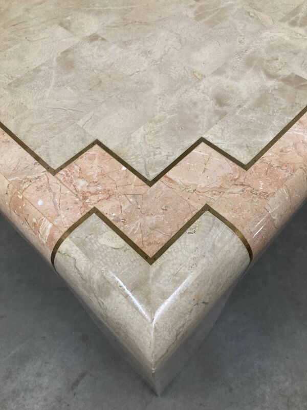 Table basse en marbre tessellé des années 80, blanc cassé et saumon avec du laiton