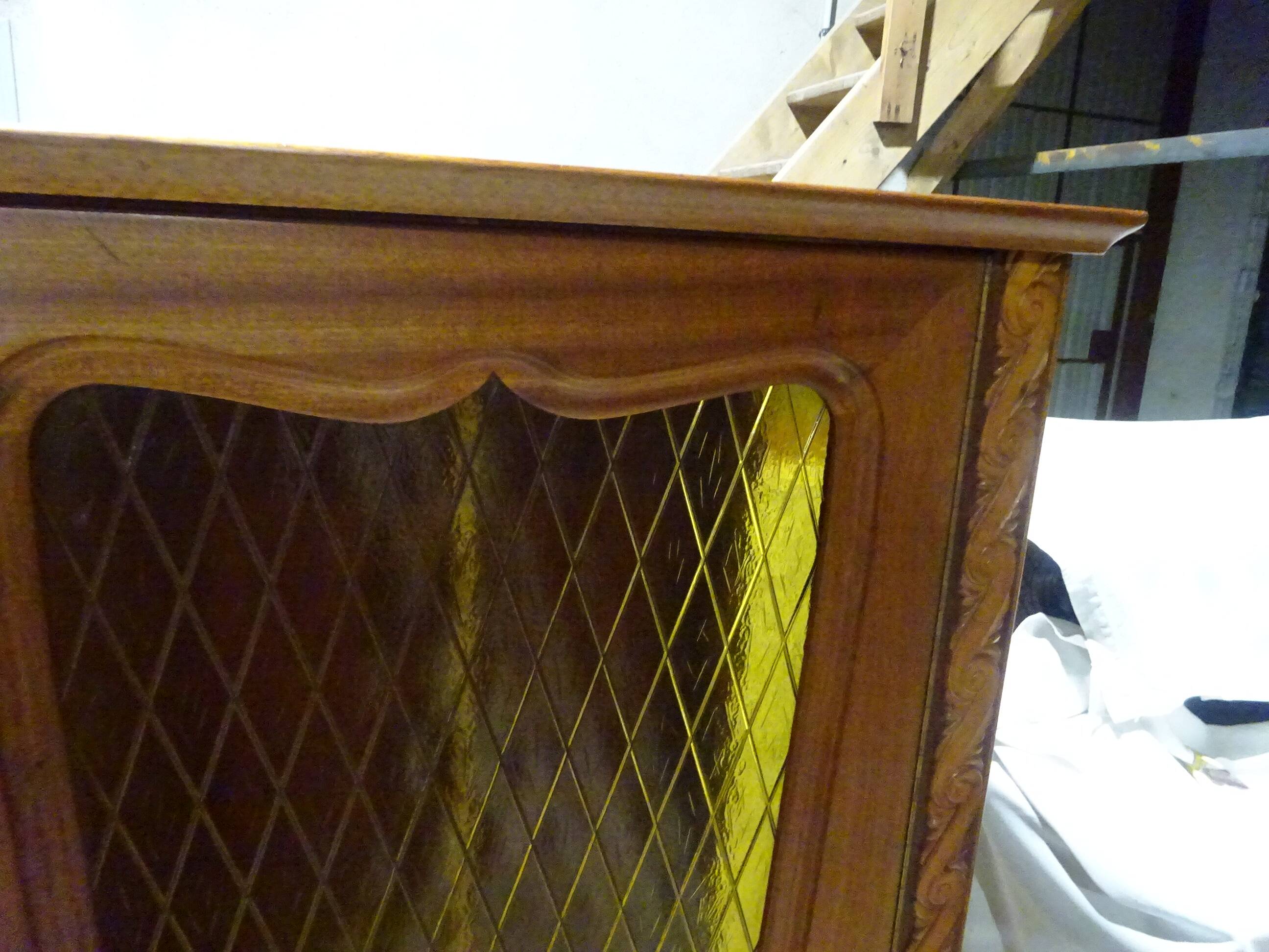 Bibliothèque en bois et verre
