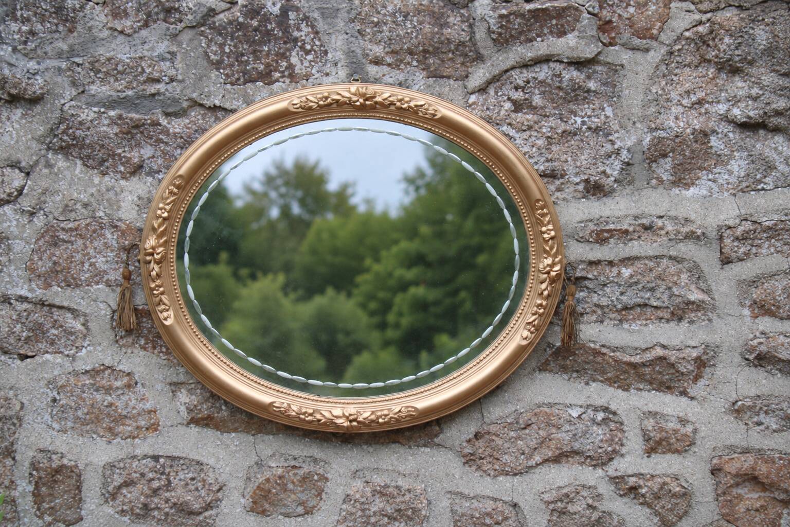 Miroir ovale vintage doré à décor floral et verre biseauté – 58 × 48 cm