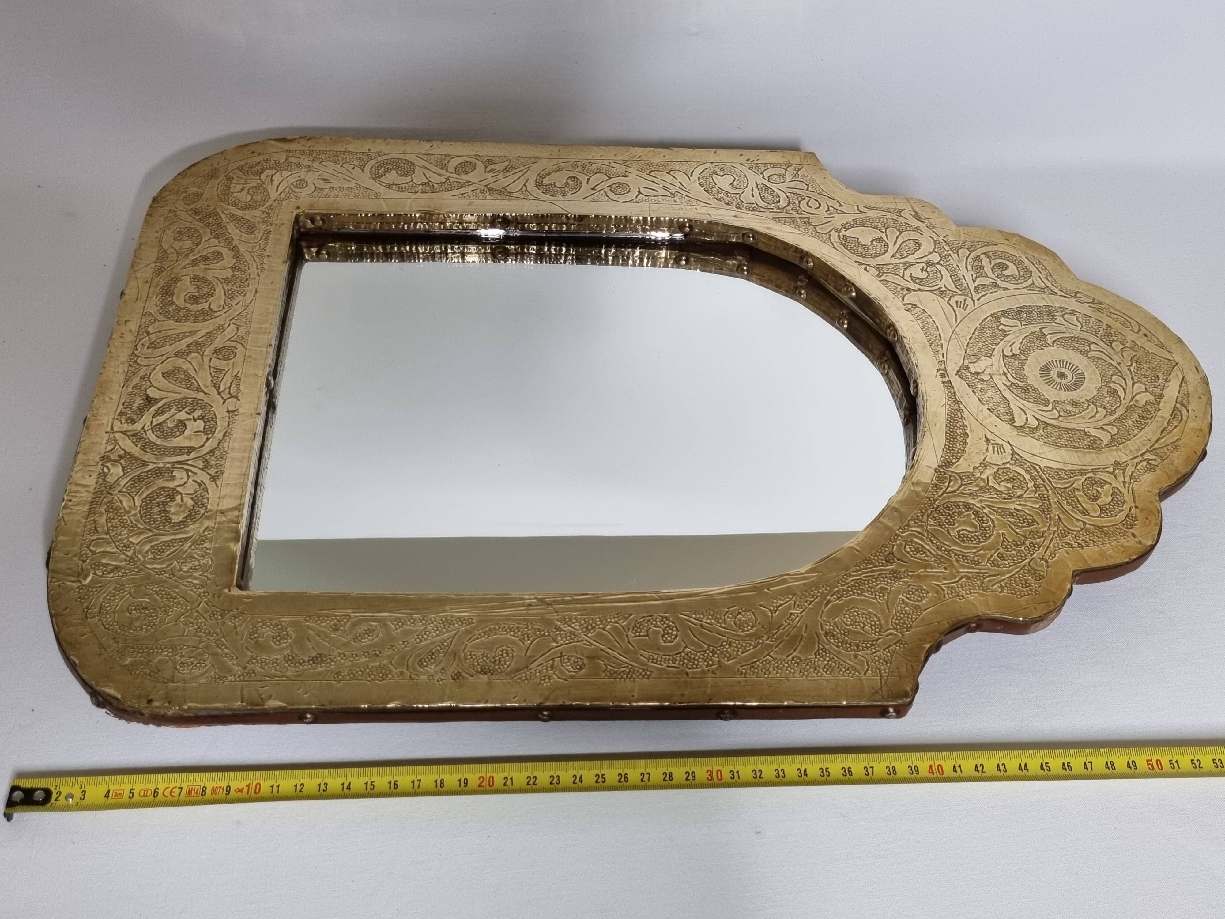 Oriental mirror in wood and hammered brass in the shape of an arch, plant decor, 52 cm